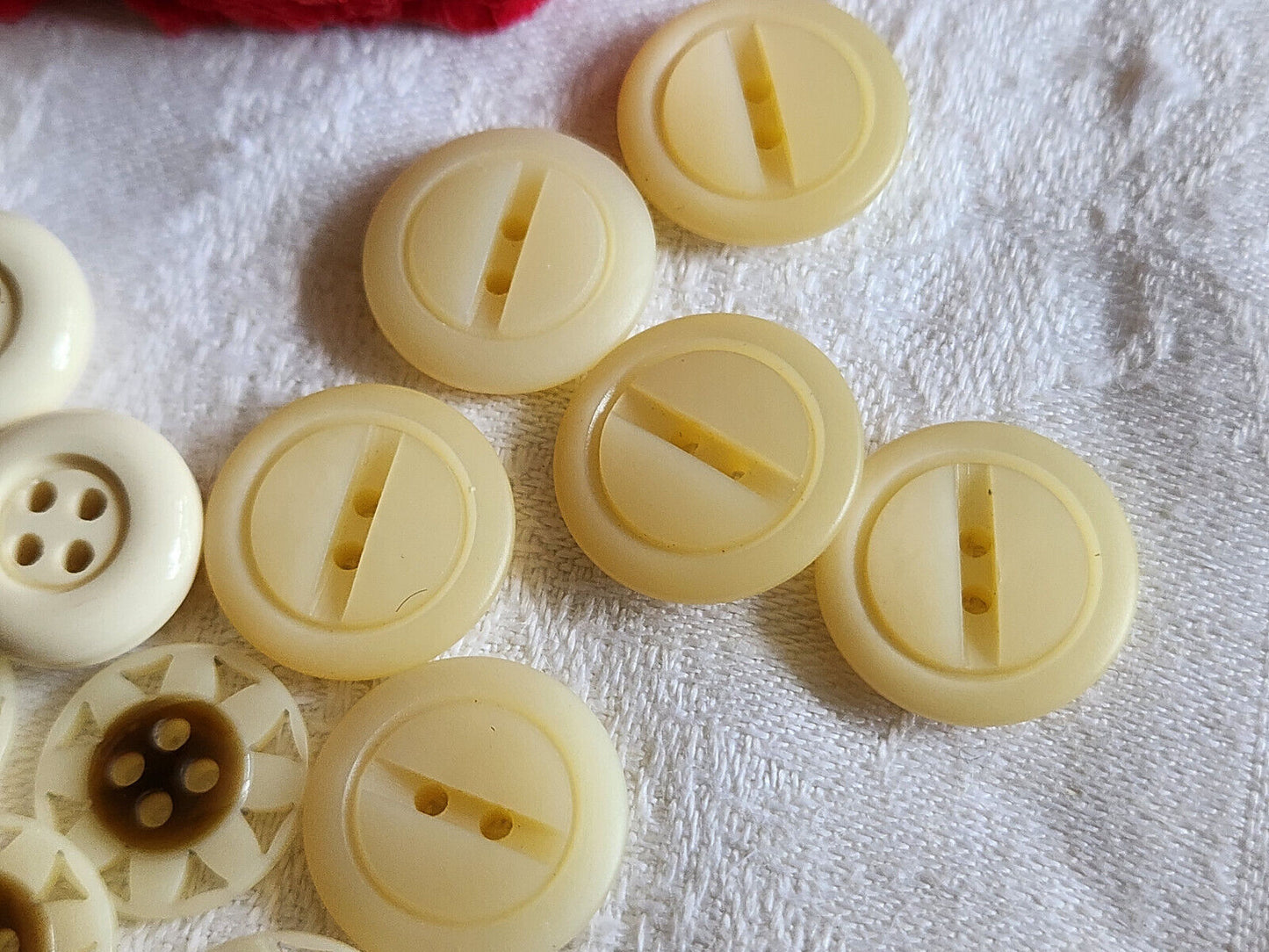 Lot 18 boutons vintage séries blanc crème 1,4 à 1,7 cm ref 739