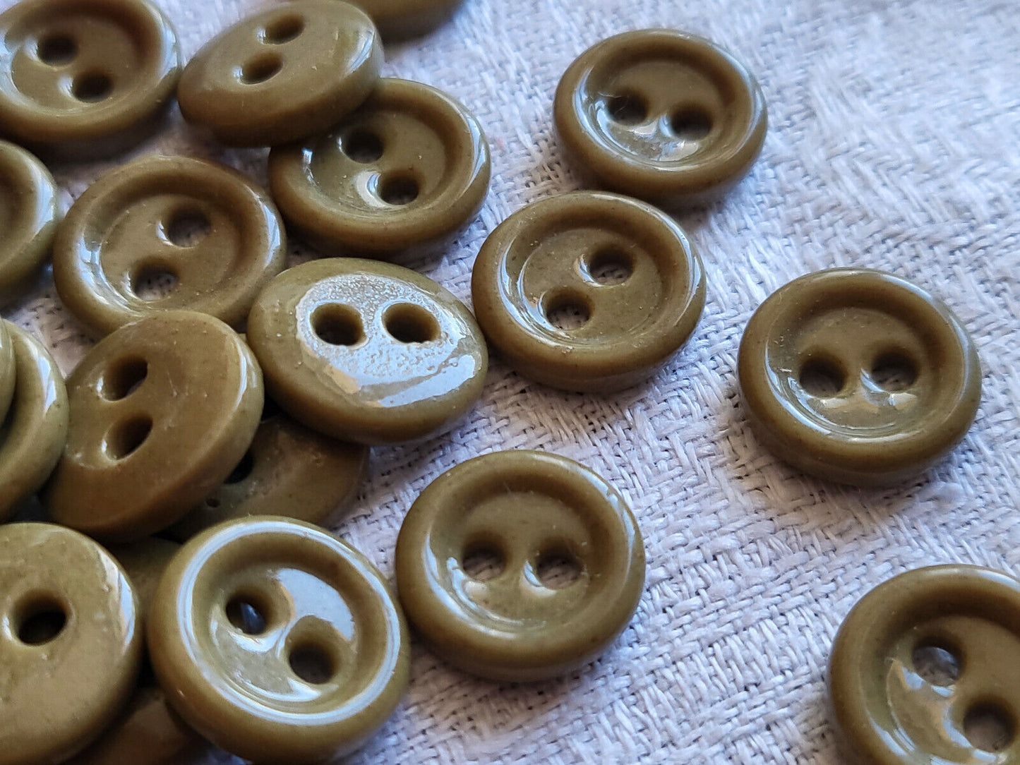 lot 20 boutons anciens pâte de verre kaki vert 2 trous 1,2 cm layette ref 5582