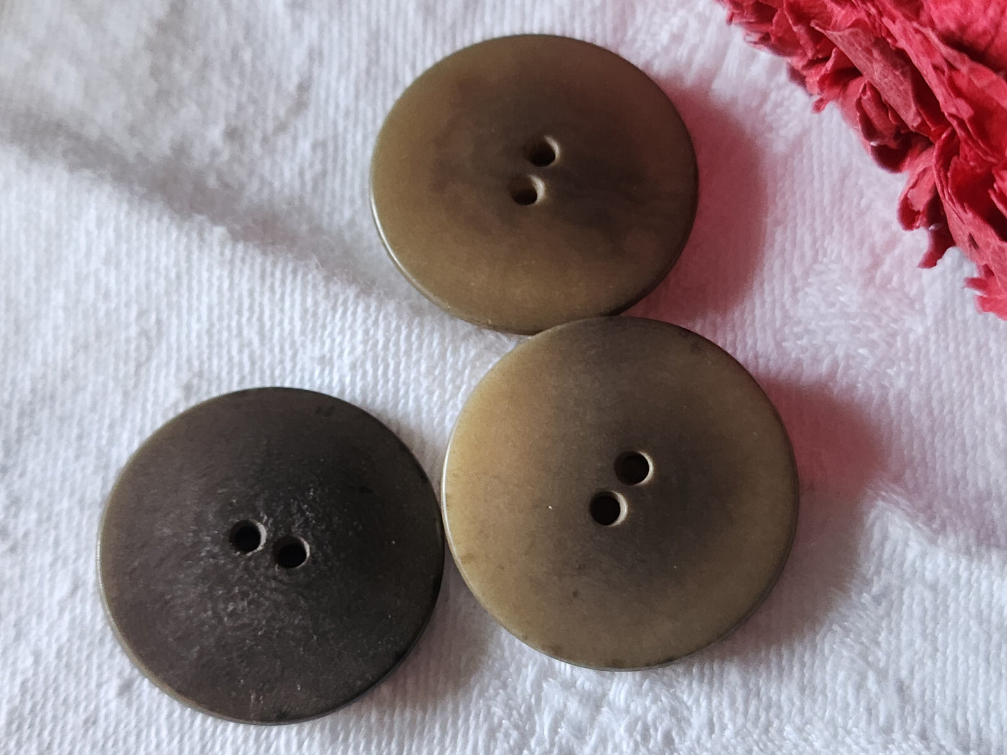 Trio gros boutons anciens en corozo sculpté diamètre 2,5 cm D8H