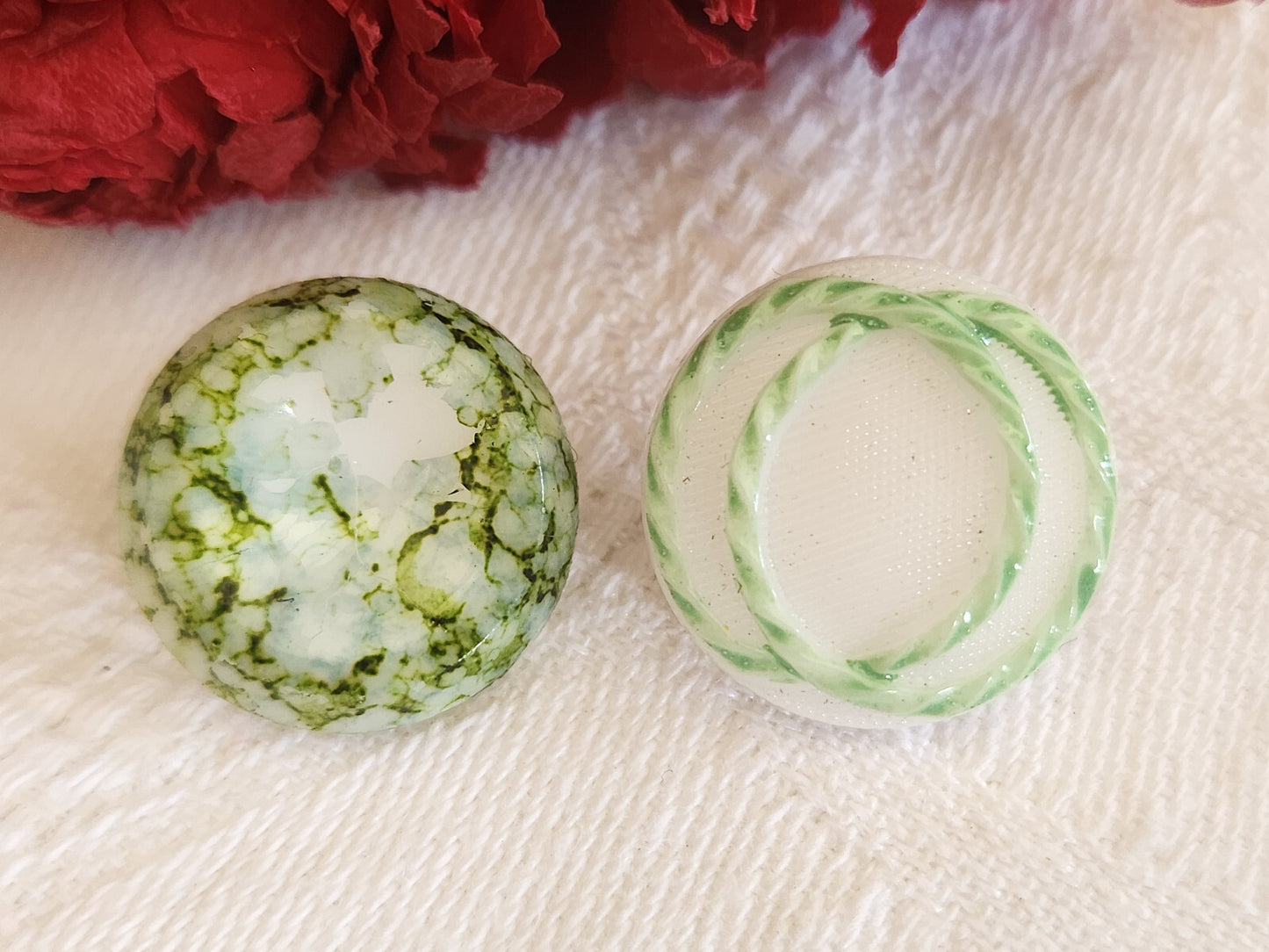 Duo boutons vintage en verre motif vert 1,7 cm D15A