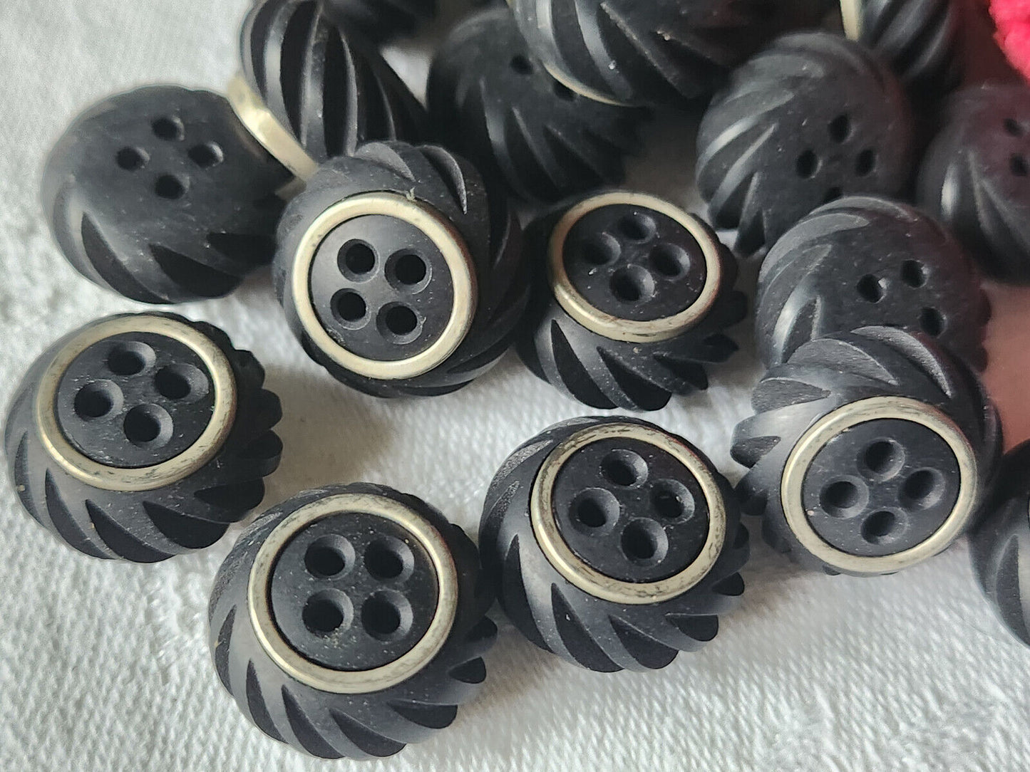 Lot 10 boutons vintage noir mat spirale bombé argenté 1,6 cm trou ref 1590