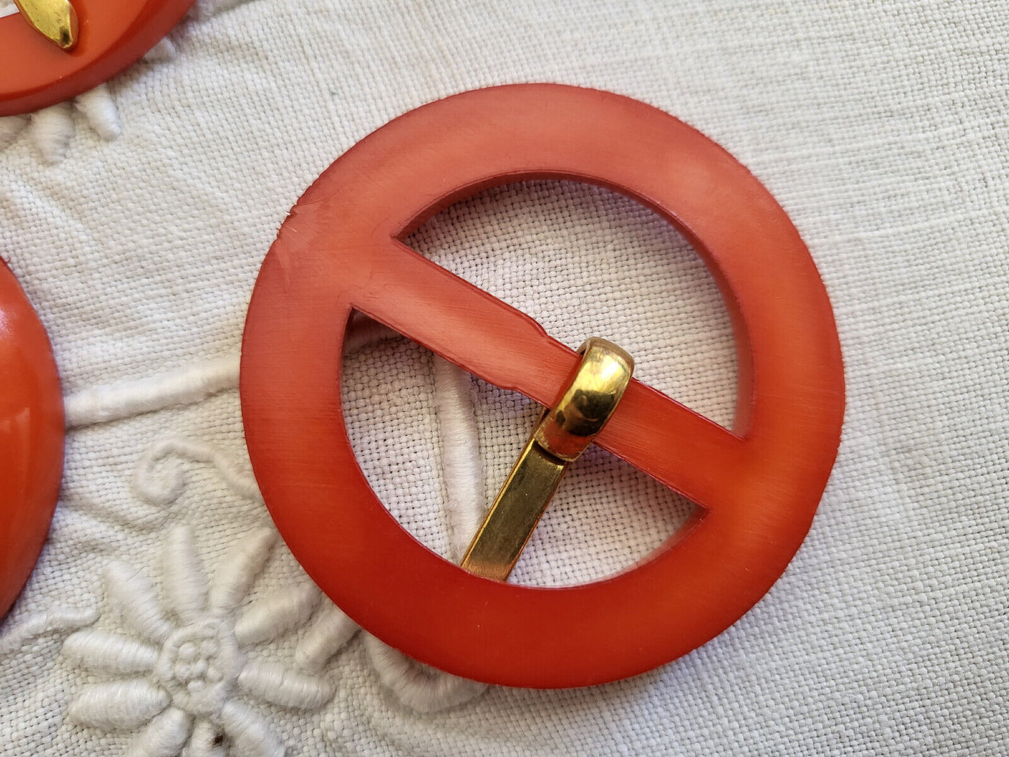 Boucle de ceinture vintage rouge tige doré diamètre 4,5 cm ME4-13
