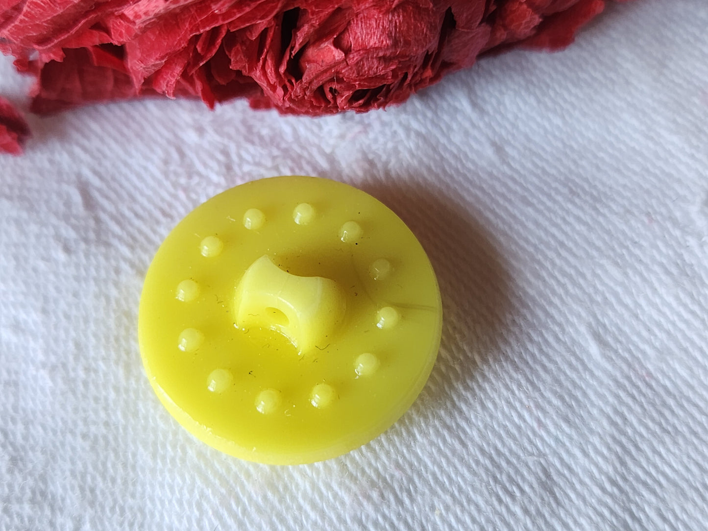 Gros bouton vintage en verre jaune fort relief 2,2 cm D17H