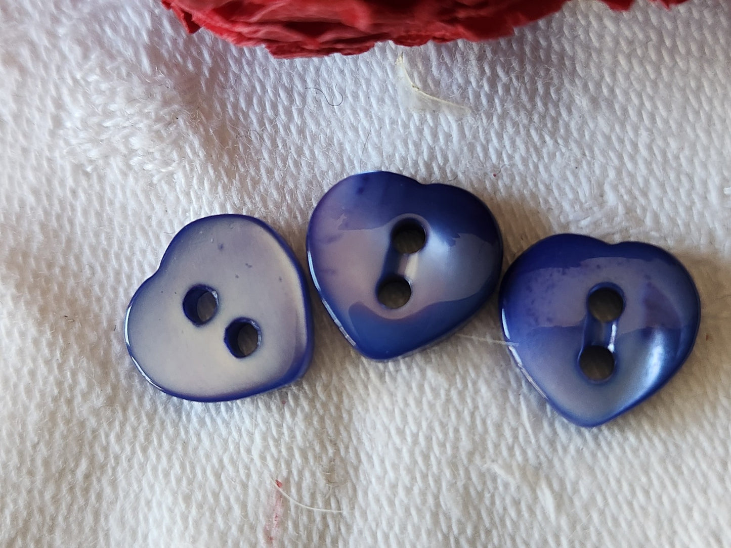 Trio mini boutons anciens en nacre forme de coeur bleu 1,1 cm G15A