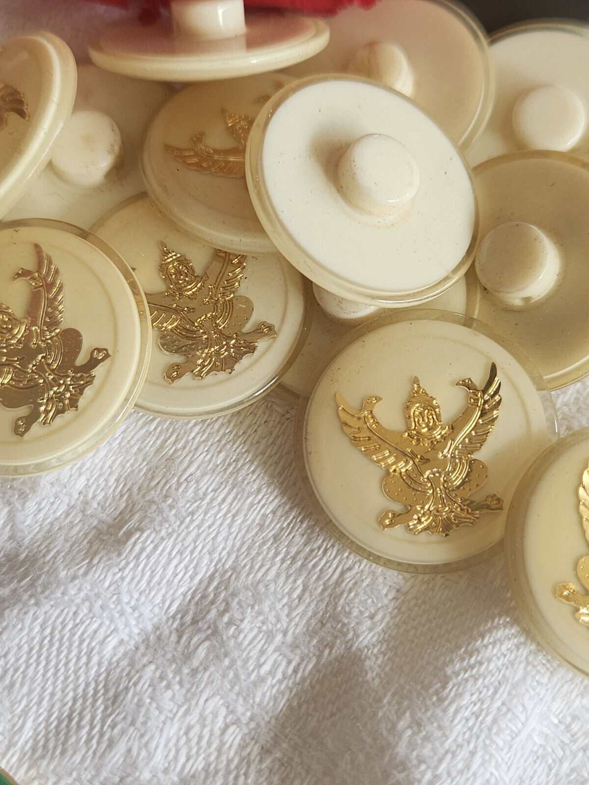 Lot 6 boutons vintage creme à pied inclusion doré bouddha pied 2,2 cm ref 802