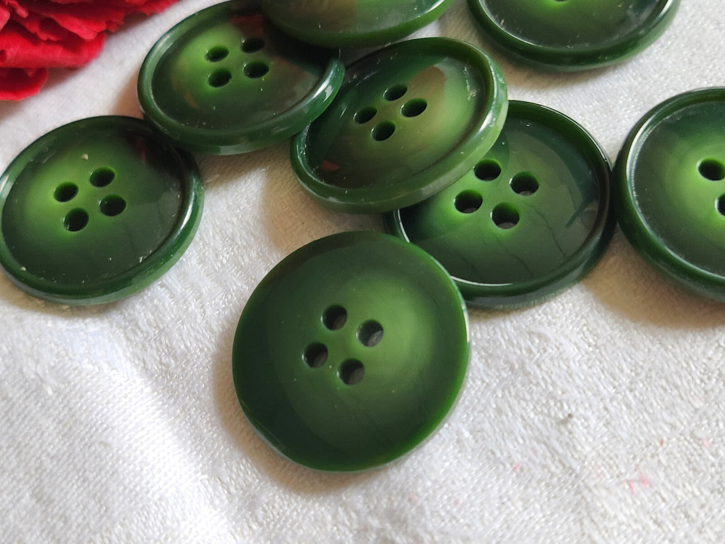Lot 9 gros boutons vintage vert à trous diamètre 2,6 cm ref 4566