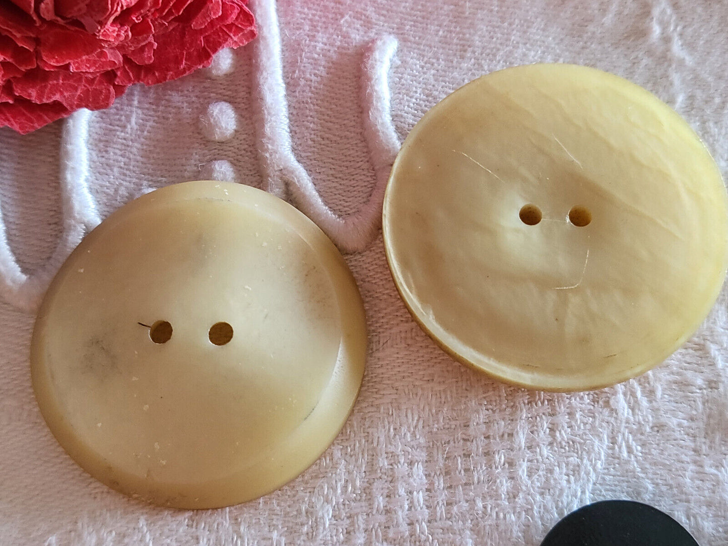Duo gros boutons vintage beige à trous texturé 3,5 et 3?6 cm ref 4922