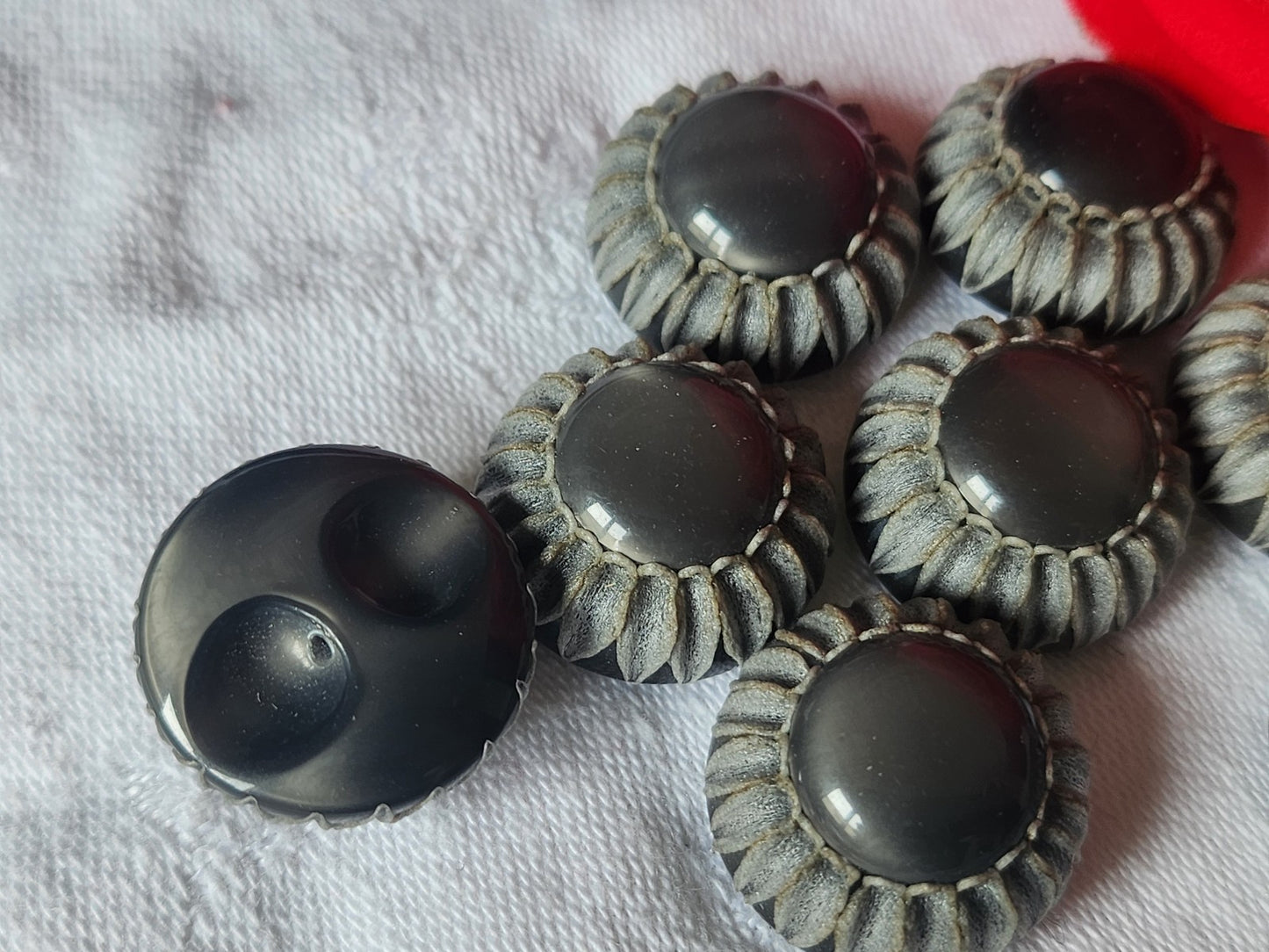 Lot 6 superbes boutons vintage à pied gris bord texturé 2 cm pied ref 1920