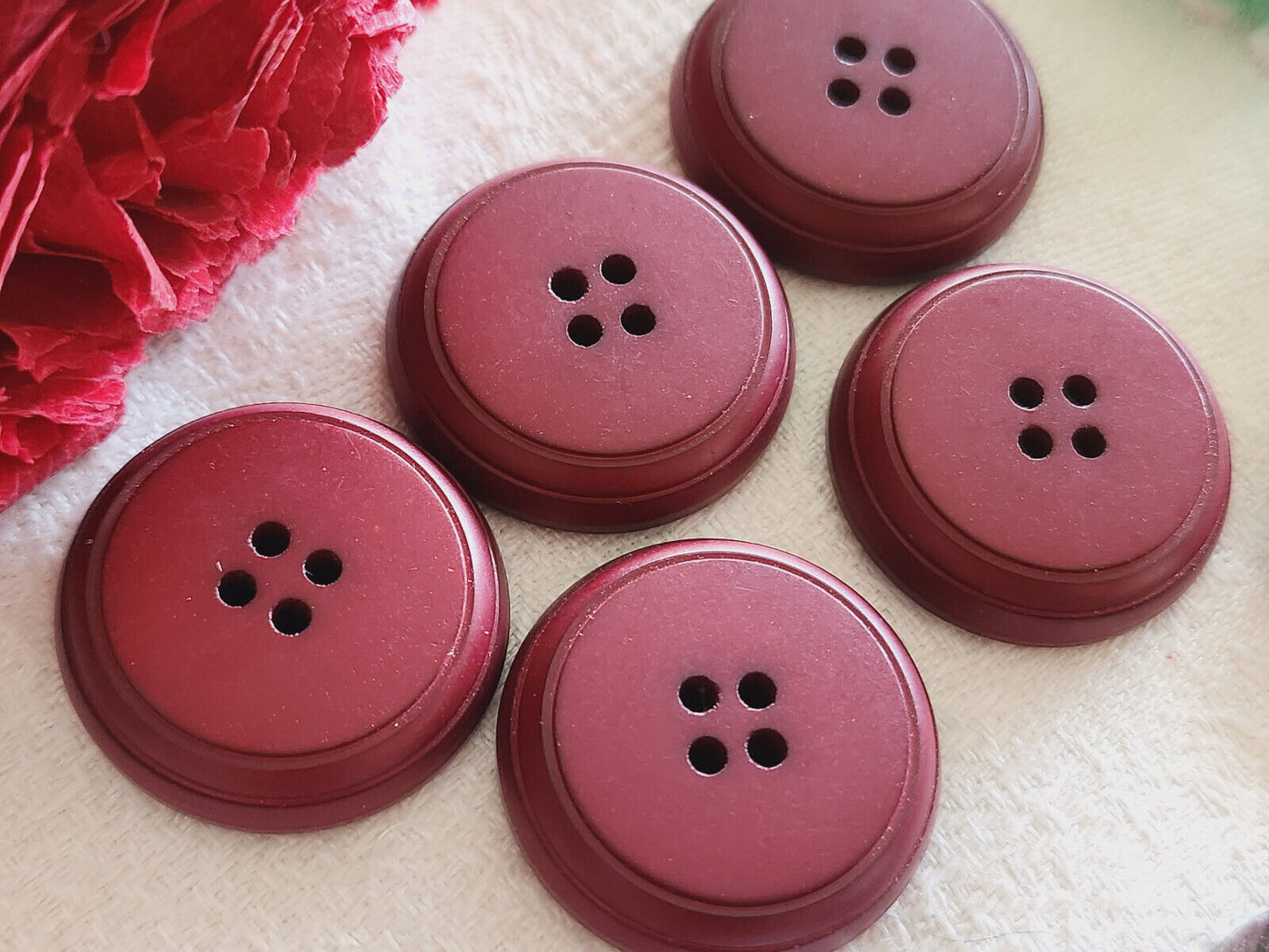 Lot 5 boutons rouge mat haut épais à trou 2,7 cm ref 3011