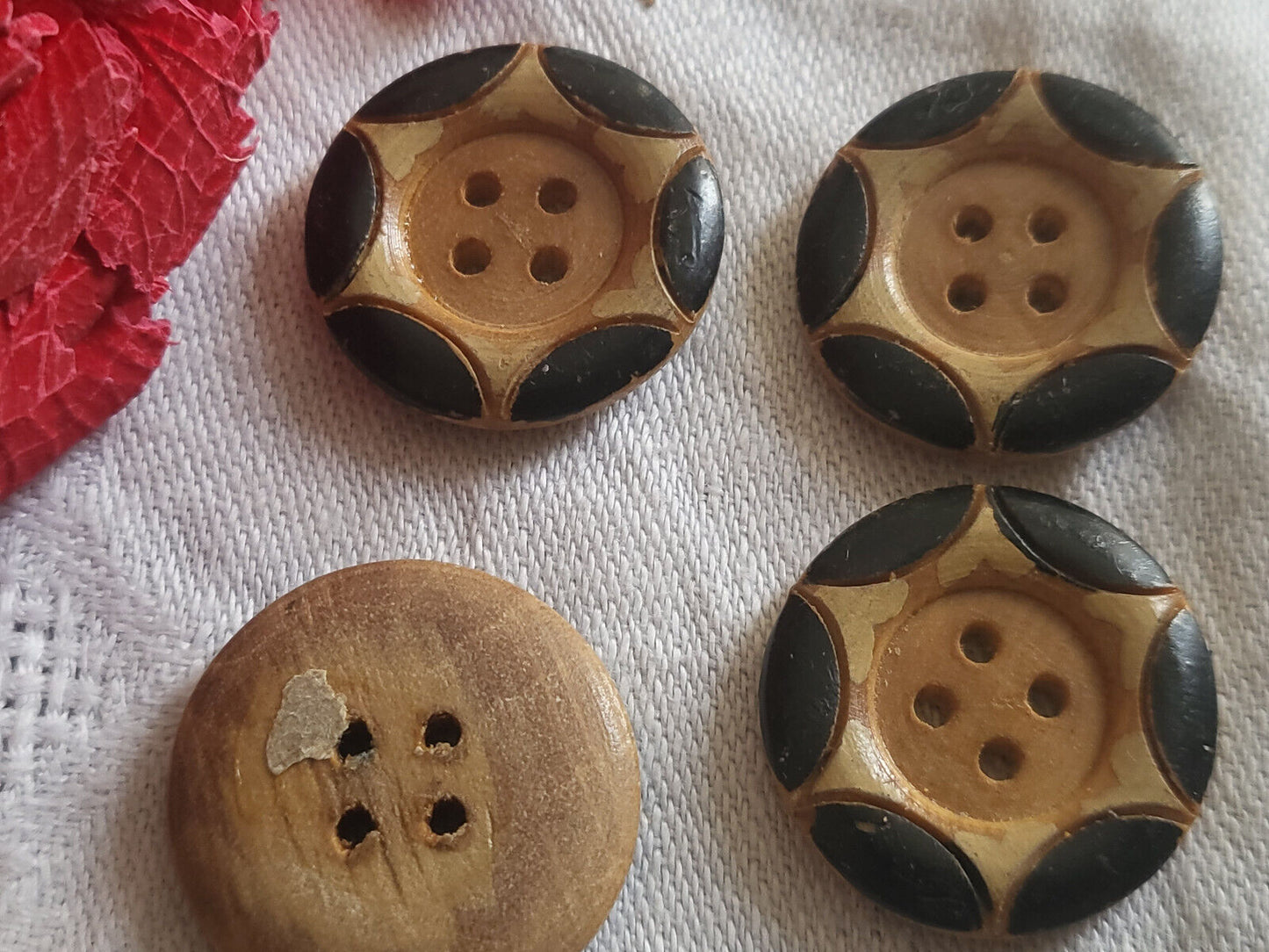 Lot 4 boutons anciens en bois peint noir motif cœur 2,2 cm ref 5698
