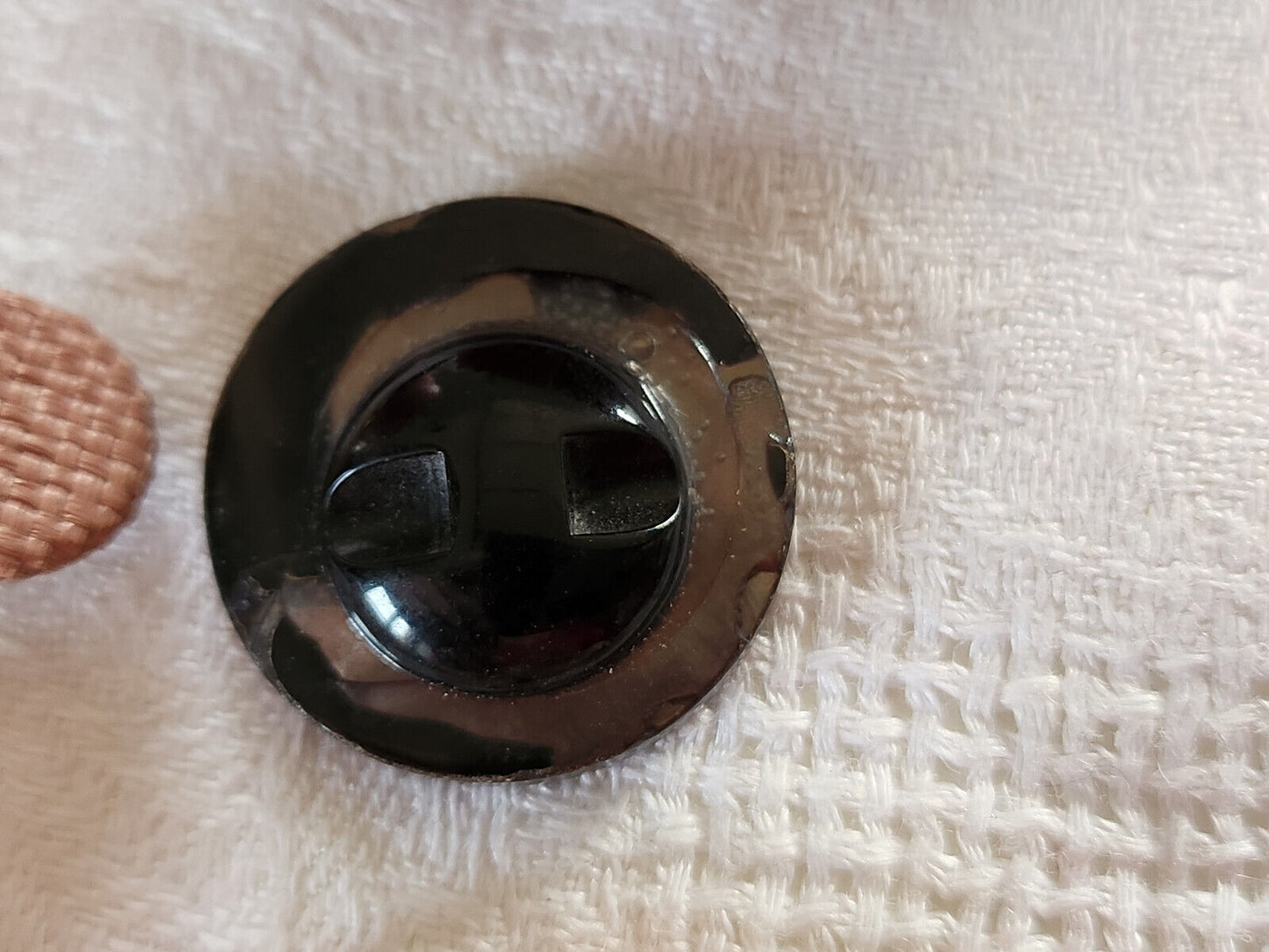 Gros bouton ancien en nacre joli reflet marron à pied 2,5 cm D16B