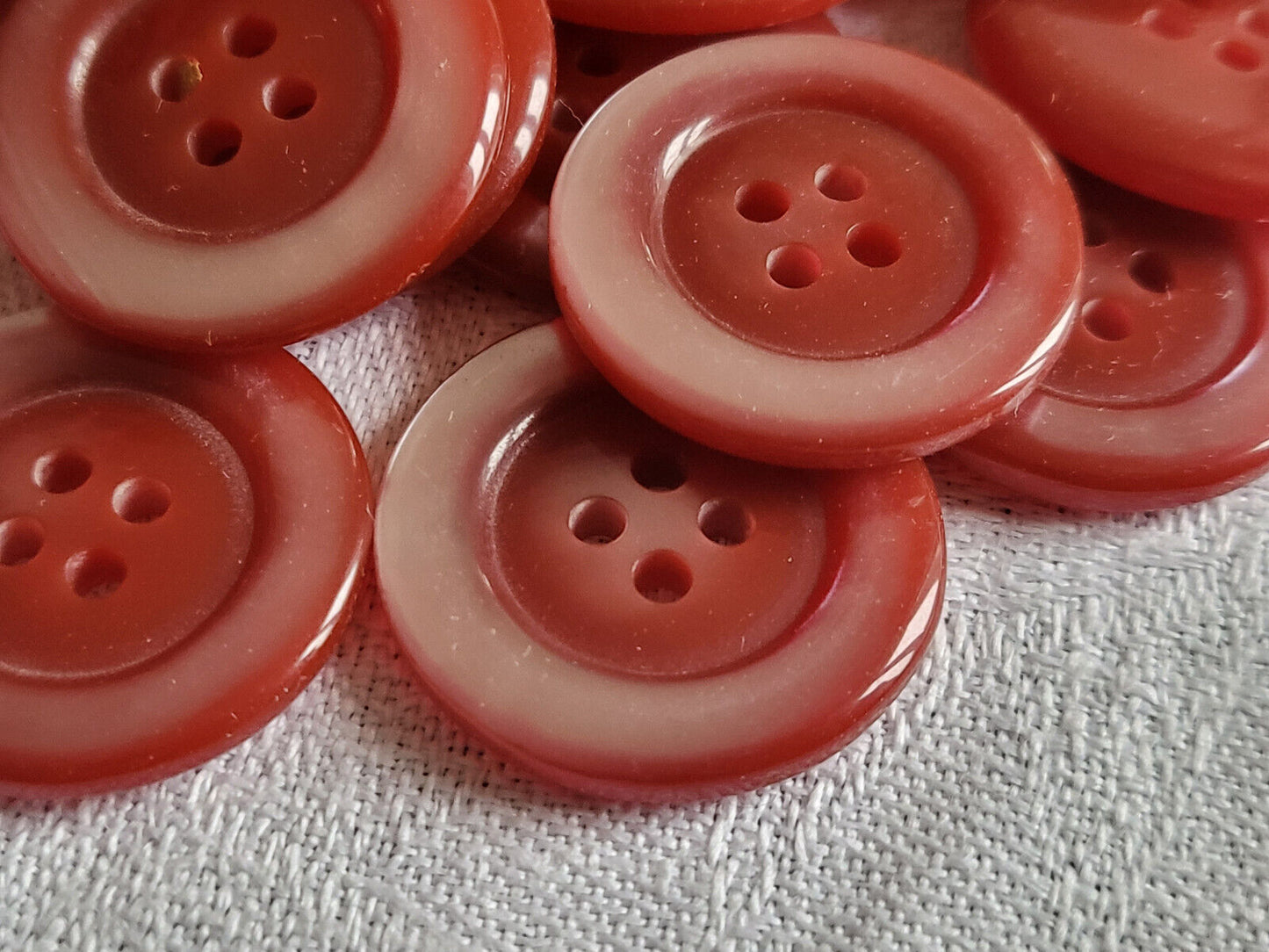 Lot 20 jolis boutons vintage rouge pourtour nacré 2,3 cm ref TA