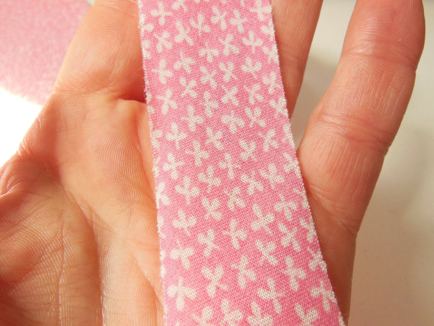 Biais galon vintage rose motif fleur blanche shabby 5 mètres 3 cm ruban A4