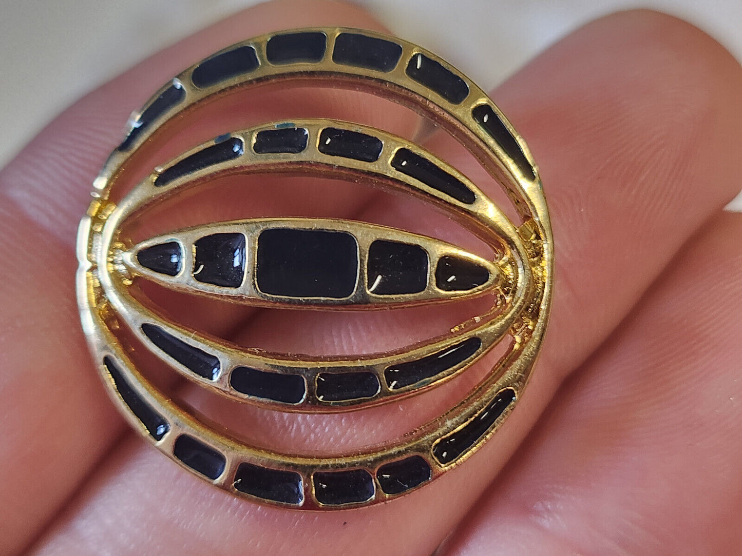 Gros bouton vintage en métal doré et noir ajouré pied 2,9 cm ref 574