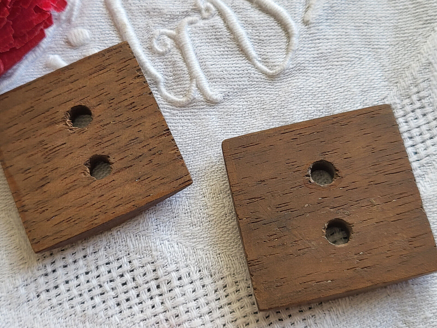 Duo gros boutons ancien en bois carré marron 3,1 cm ref 5012
