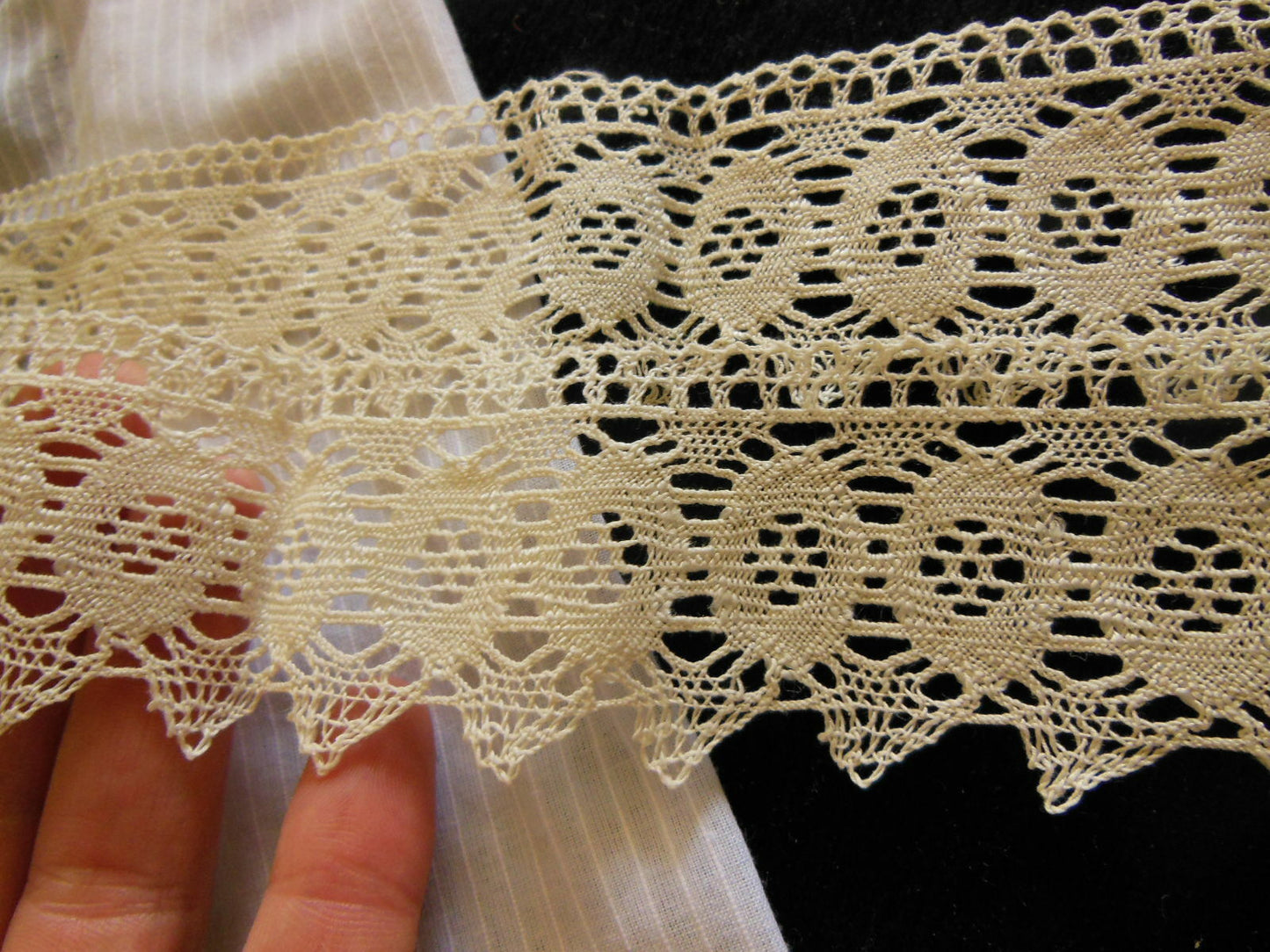 Duo dentelles anciennes crochet rehaussé de fil lumineux T1-9