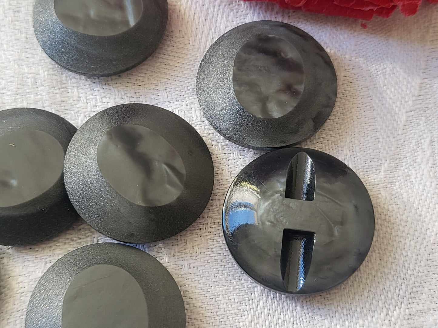 Lot 7 boutons vintage gris travaillé à pied diamètre 2,2 cm ref 3001