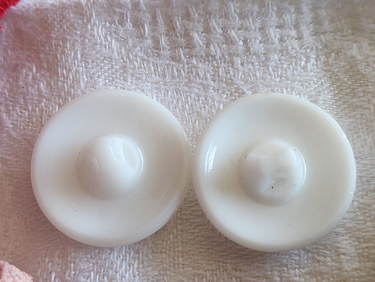 Duo boutons anciens en verre blanc travaillé 2,1 cm à pied G14F