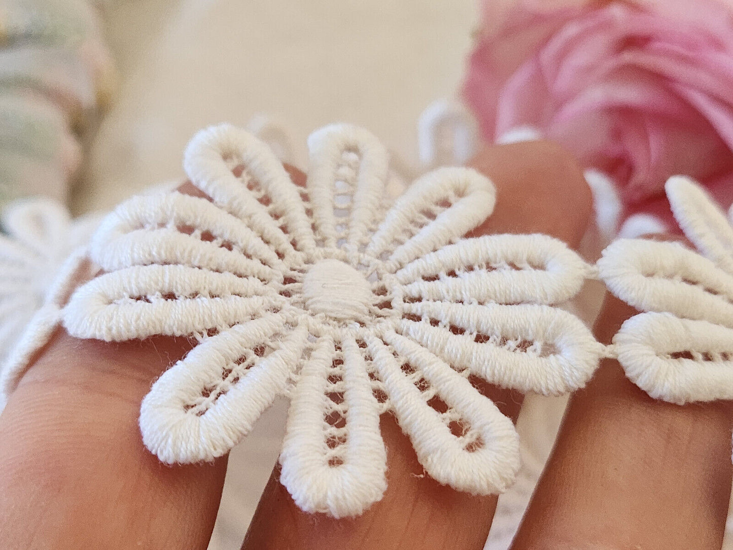 Lot 5 anciennes applications vintage fleur blanche diamètre 5,5 cm A2