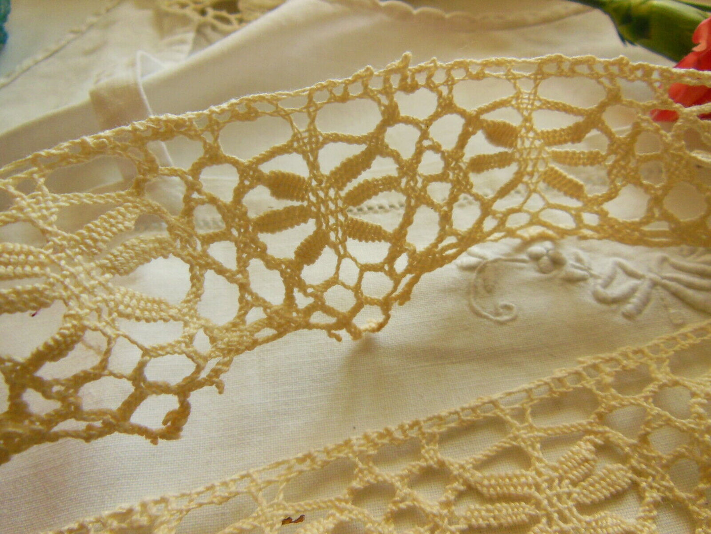 Dentelle large ancienne 1 mètre 40 sur 4 cm T3-34