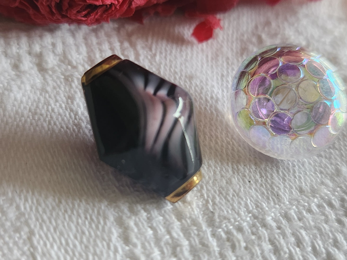 Duo boutons vintage en verre violet 1,4 sur 1 ,8 et 1,6 cm G7O