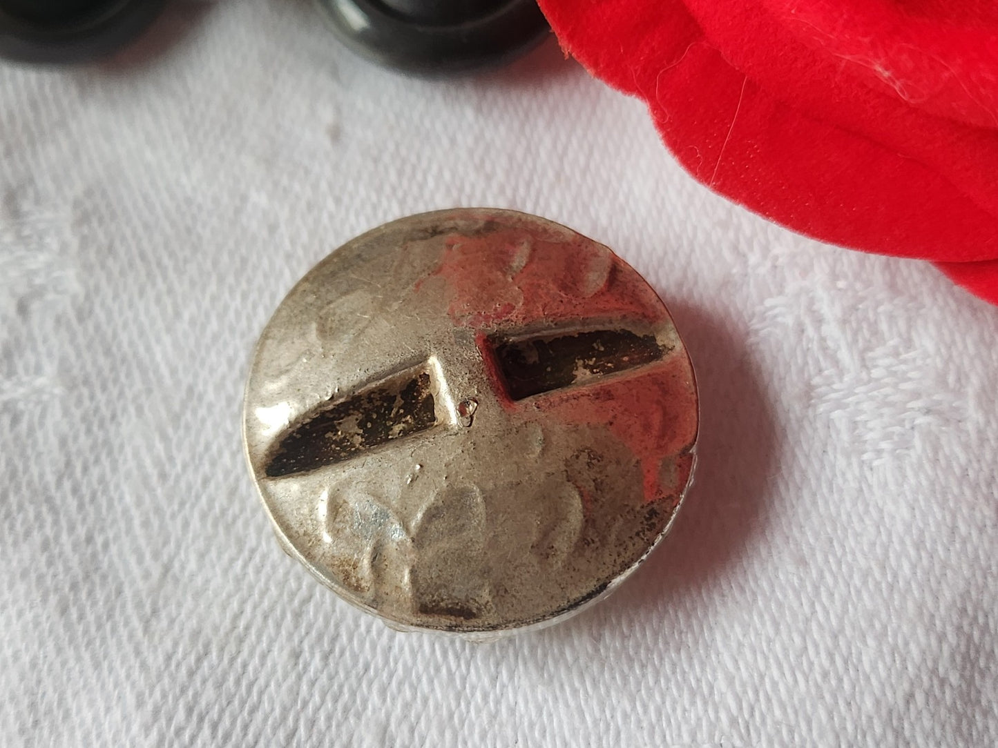 Gros bouton en résine argenté perle irisé vintage pied 2,5 cm ref 0006