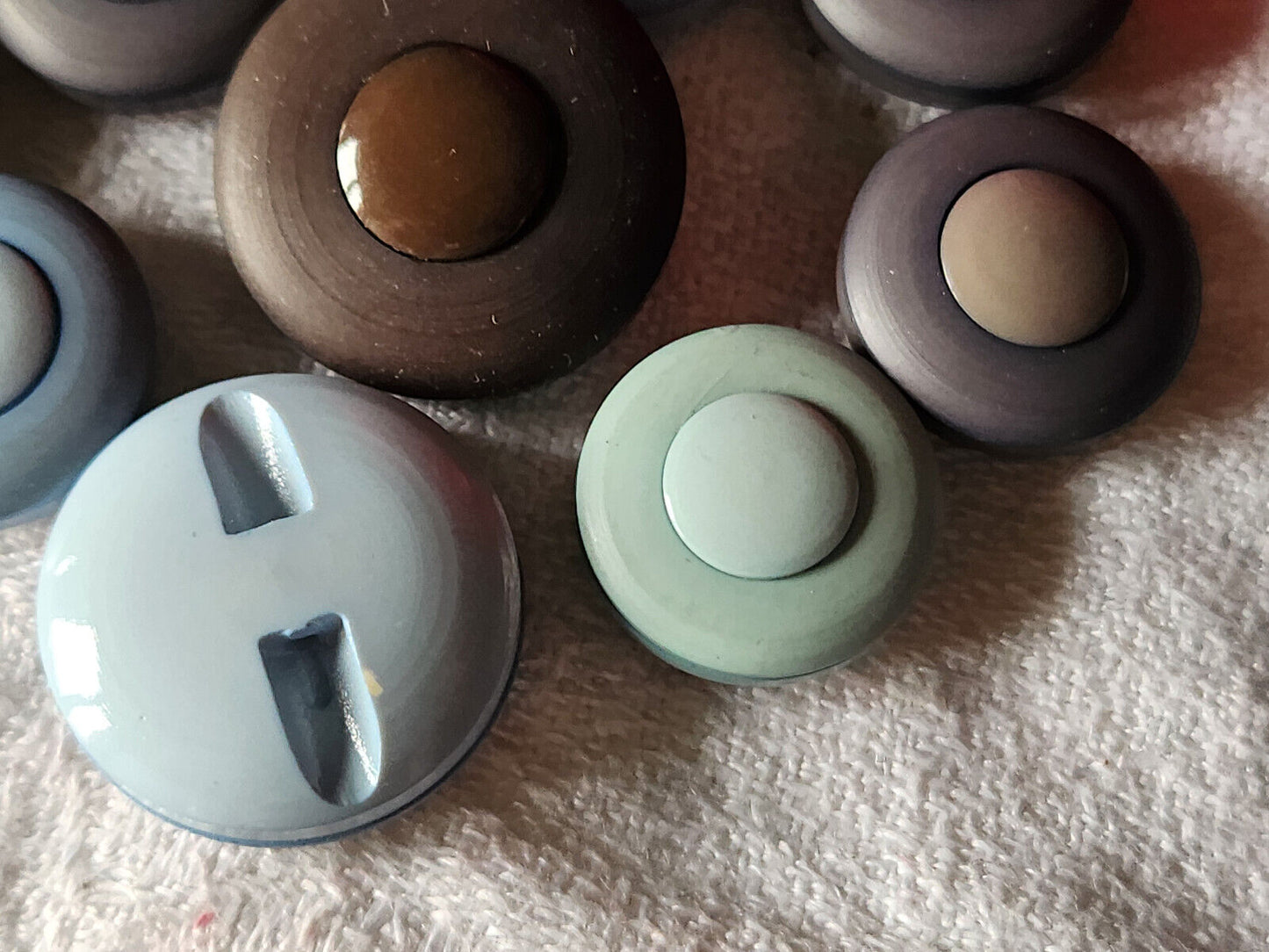 Lot 9 boutons vintage à trous meme modele panaché 1,7 à 2,1 cm ref 1716