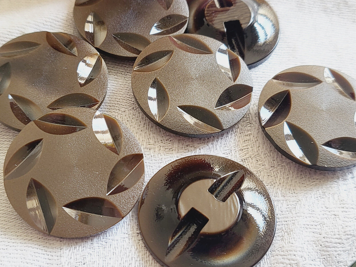 Lot 7 gros boutons vintage marron travaillé à pied facette 2,7 cm ref 552