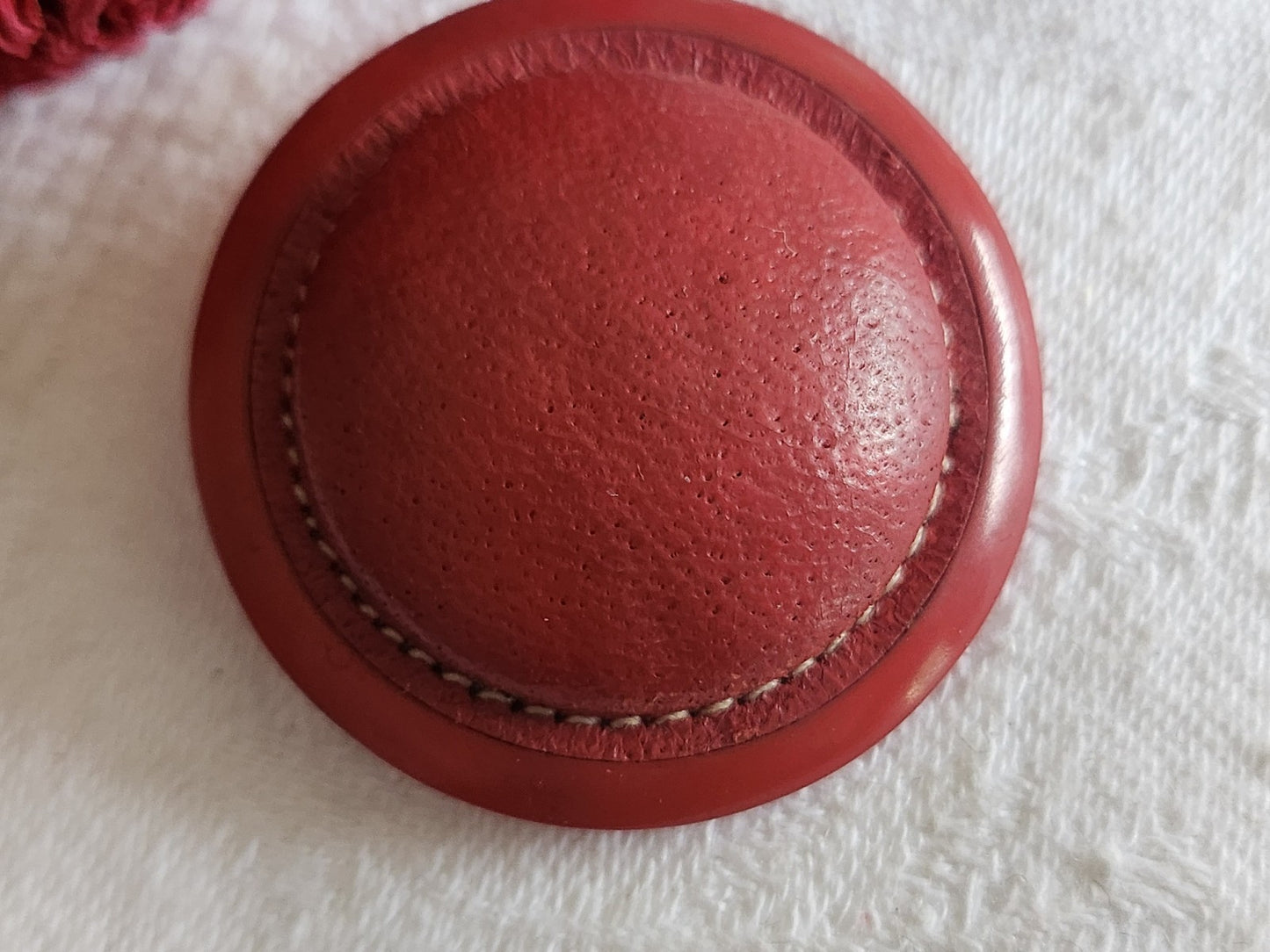 Collection gros bouton coeur cuir rouge monture resine 3,7 cm ref 6089