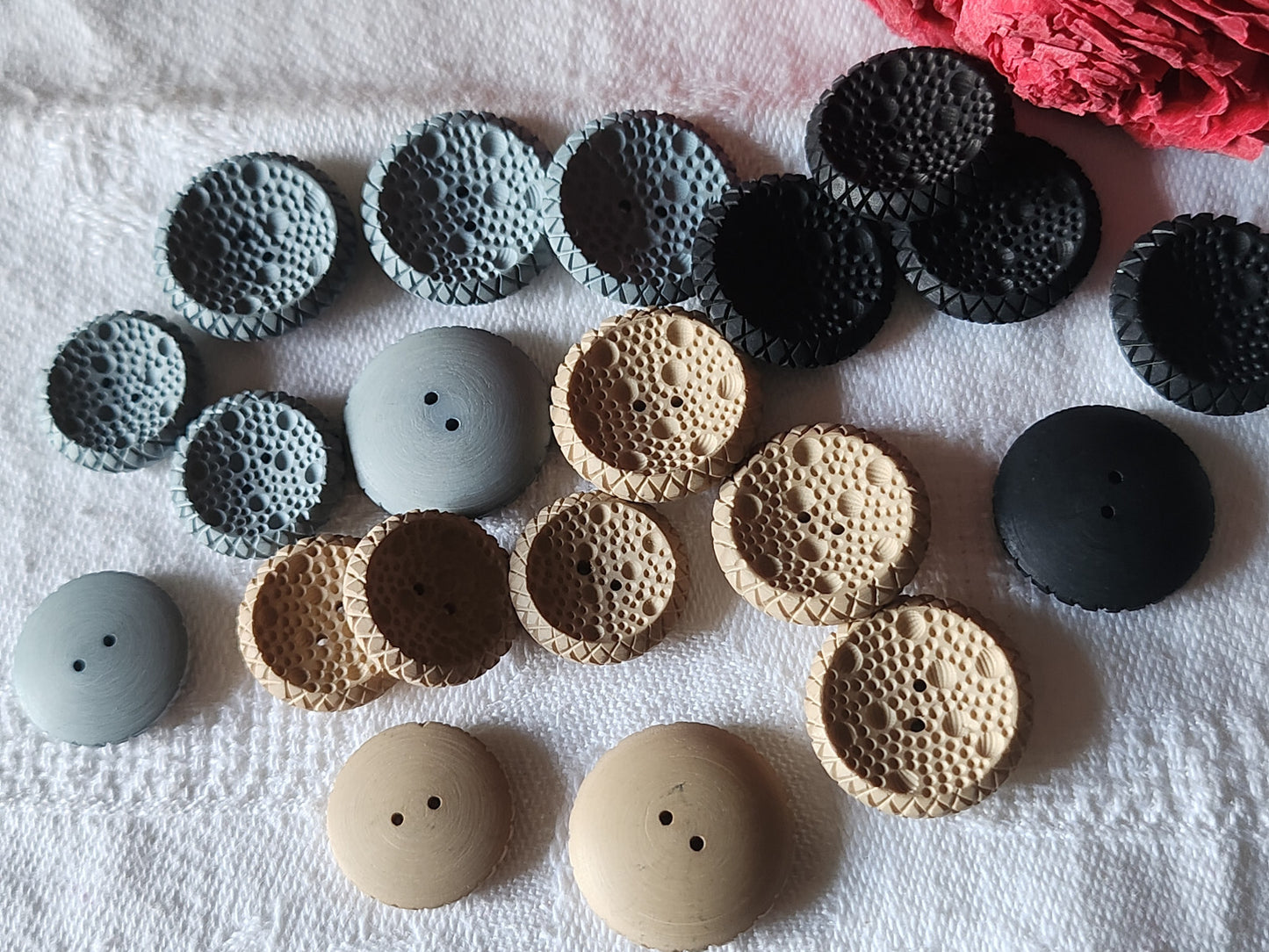 Lot 21 boutons vintage alveole dentelle relief 1,5 à 1,9 cm ref 3293