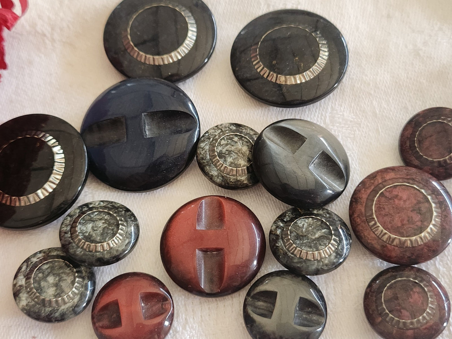 Lot 15 boutons vintage panaché pied inclusion 1,7 à 2,8 cm ref 865