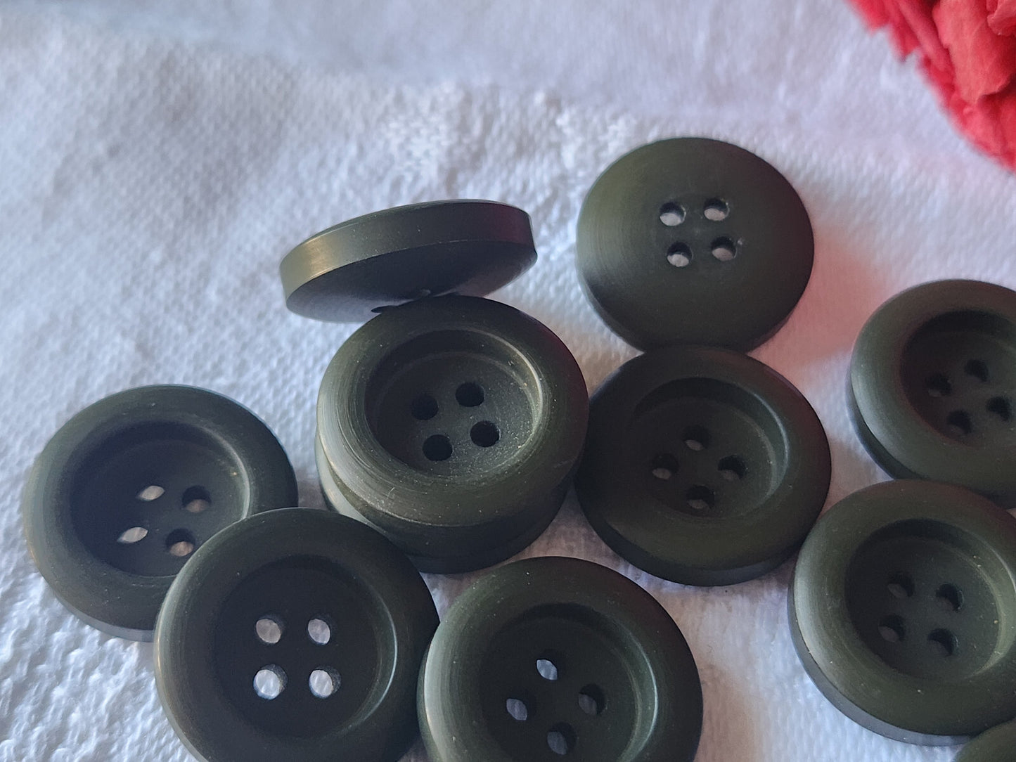 Lot 12 boutons vintage vert mat 1,7 cm trous ref 2823