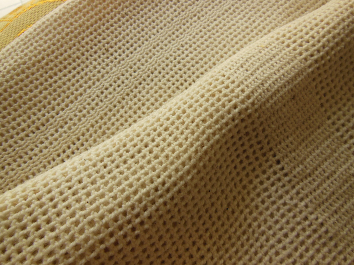 Dessus de lit vintage franges , maille jour petit lit B6