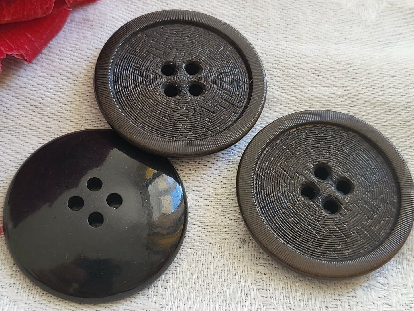 Trio superbes boutons anciens finement travaillé 2,7 cm collection G4H