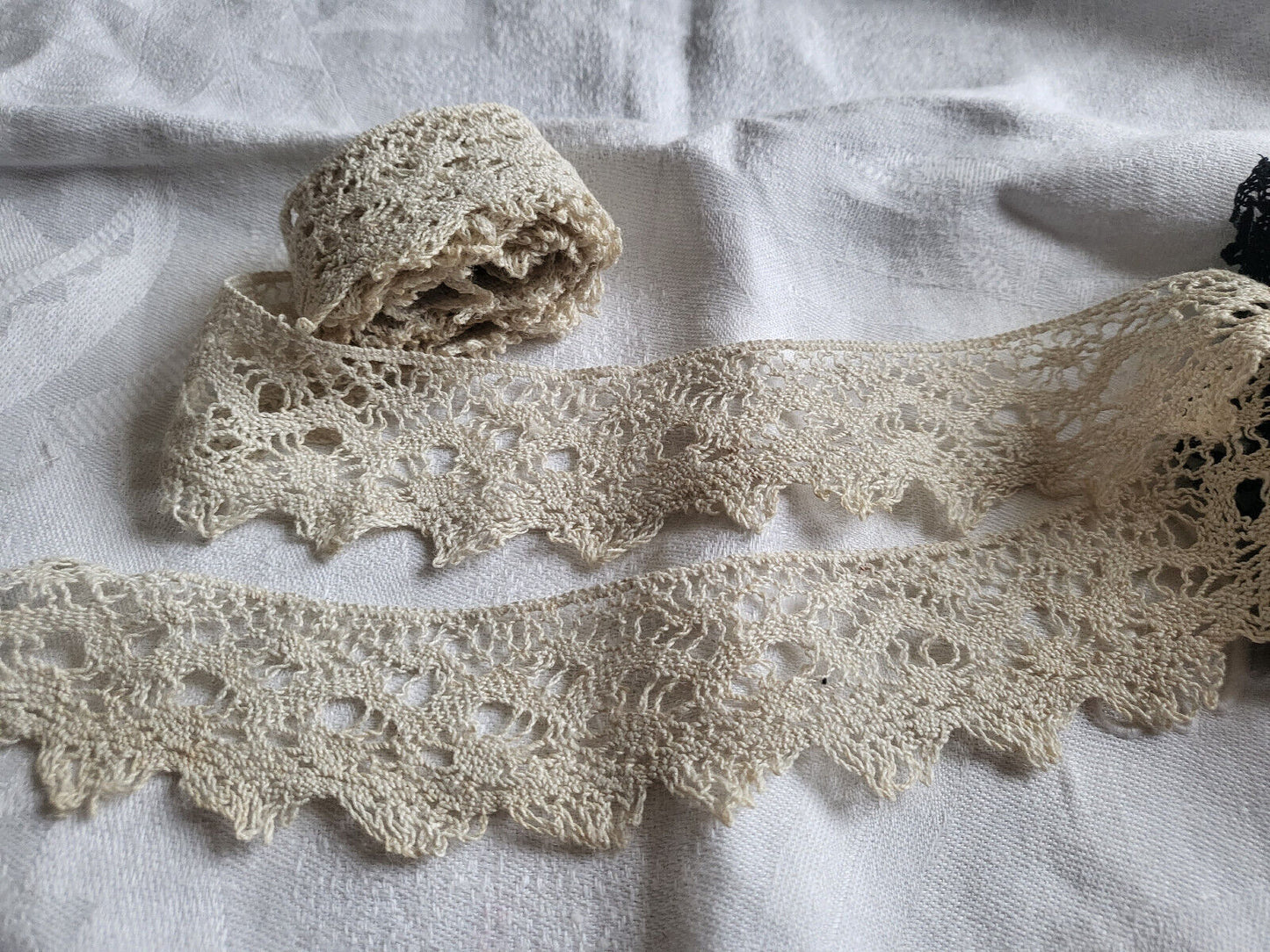 Dentelle ancien 1 mètre 55 sur 4 cm plutôt large T14-61