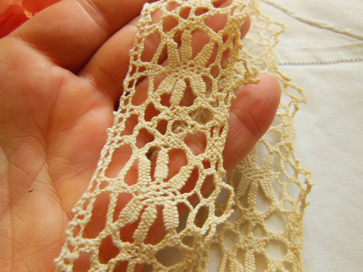 Dentelle large ancienne 1 mètre 40 sur 4 cm T3-34