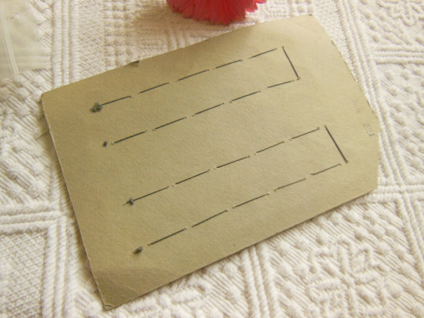 Plaque 24 boutons anciens jaune effet iminacre 2,1 cm 2 trous couture T18