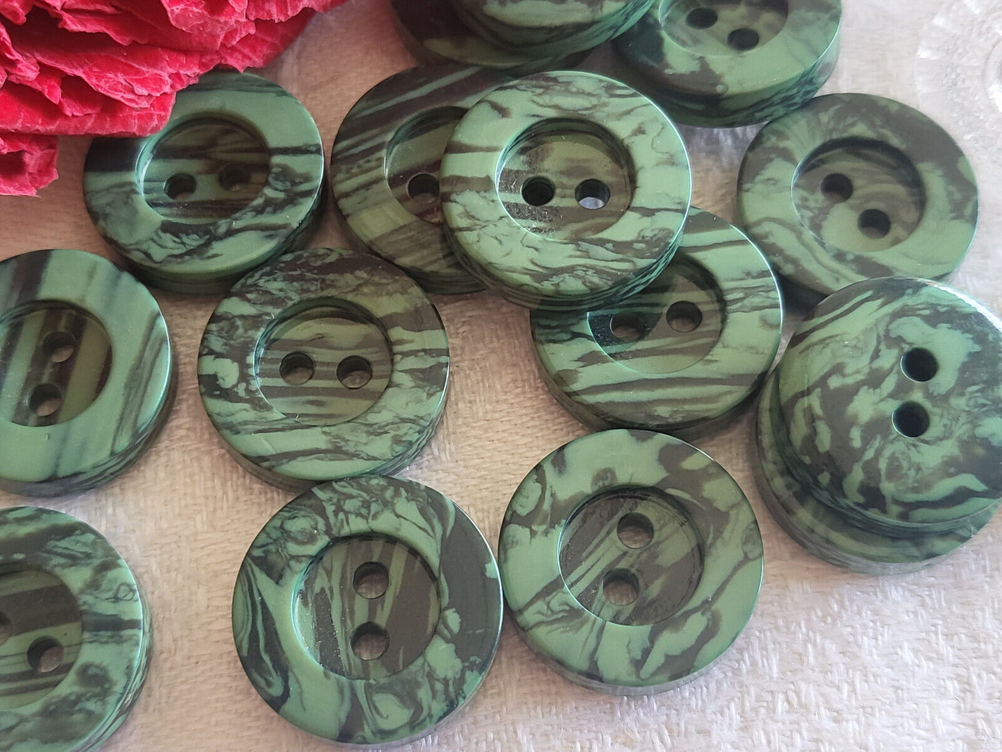Lot 15 boutons vintage vert camaïeu épais à trous 1,7 cm ref 2349