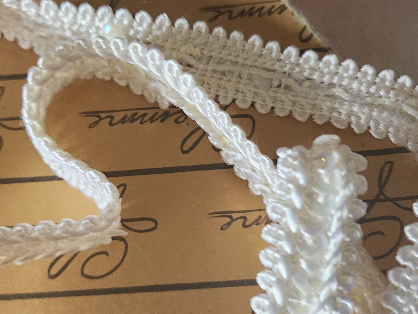 Galon vintage blanc satiné rehaussé de sequin 2 mètres sur 1,6 cm A2