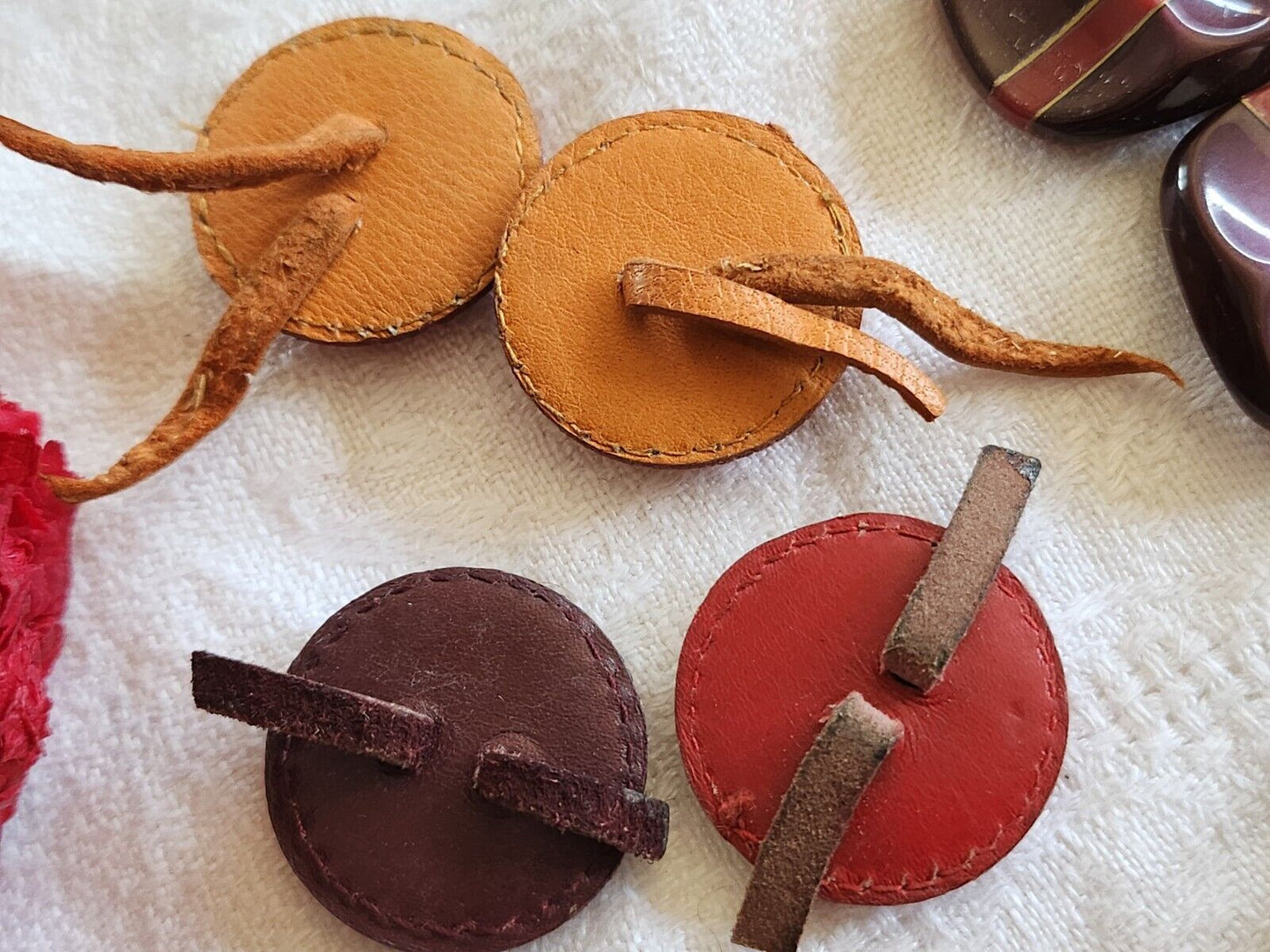 Lot 4 boutons anciens en cuir panaché jolis 2,5 cm ref 2692