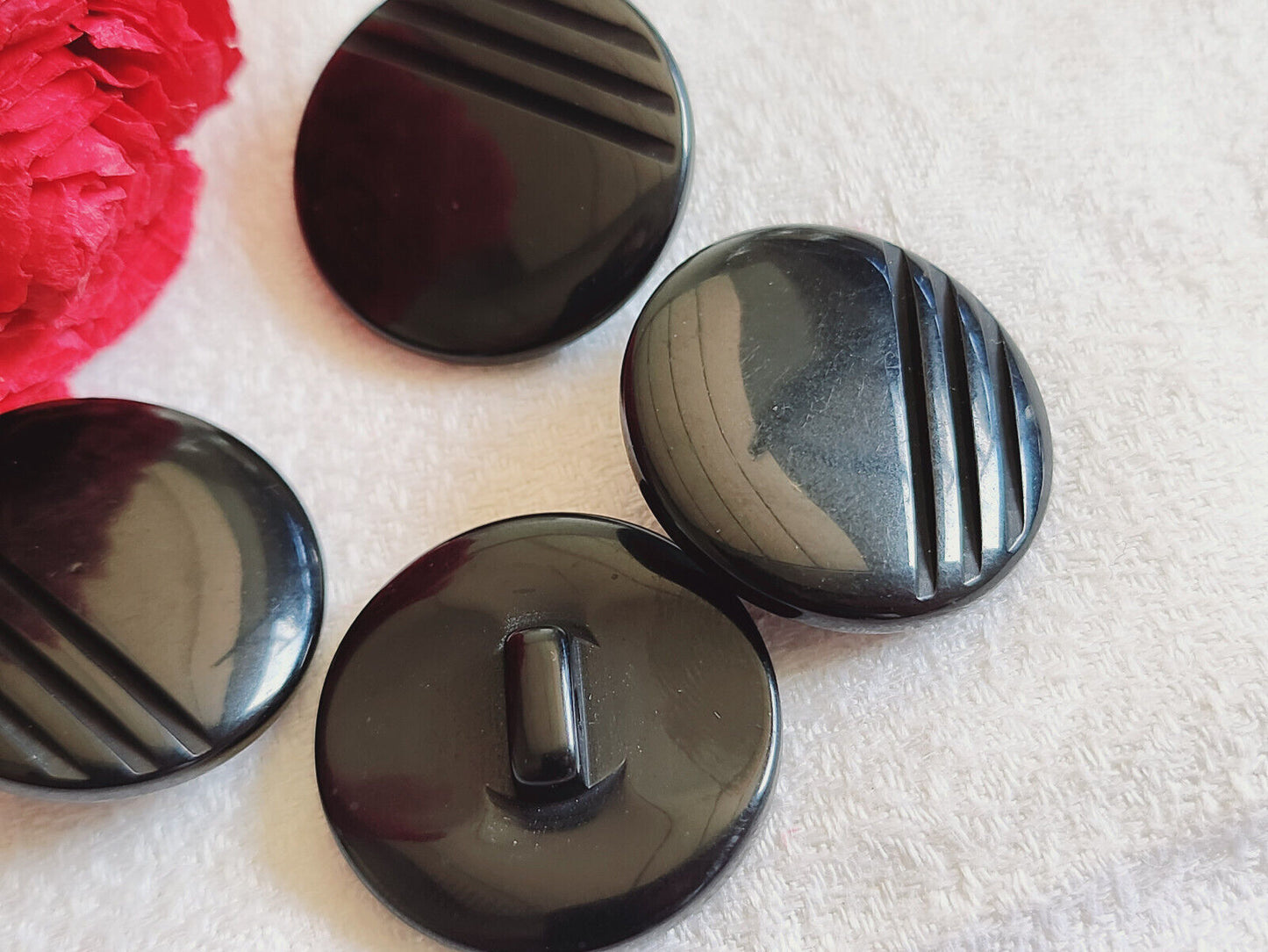 Lot 4 gros boutons anciens vintage à pied noir strié 2,7 cm ref 1188