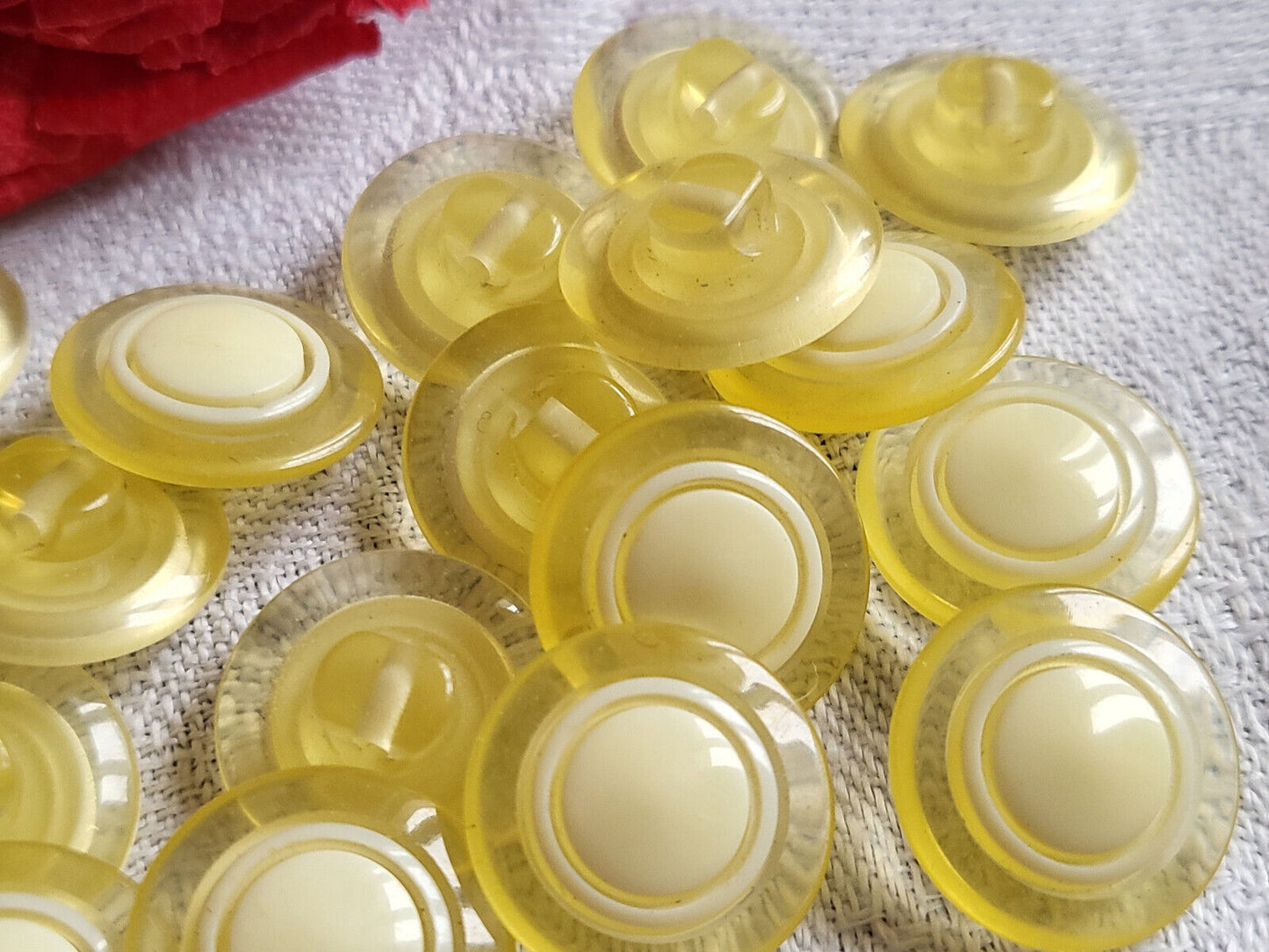 Lot 18 petits boutons vintage jaune transparent à pied 1,4 cm ref 2271