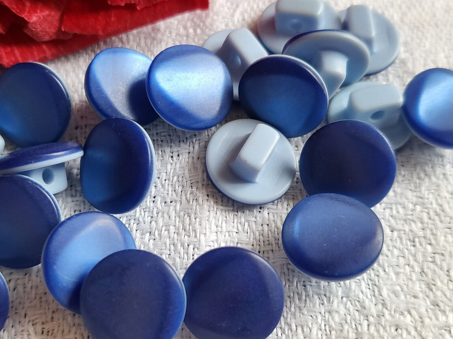 Lot 19 petits boutons vintage Bleu mat nacré à pied 1 cm ref 1944