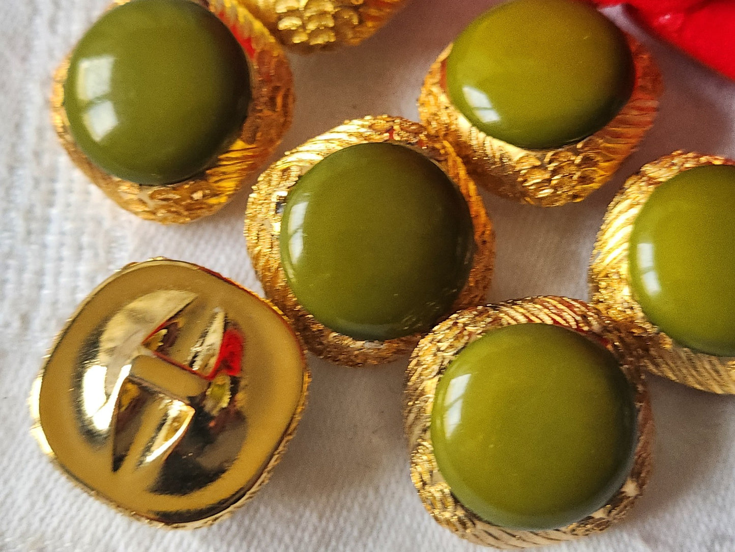 Lot 6 boutons vintage doré vert pied résine 2 cm ref 3016