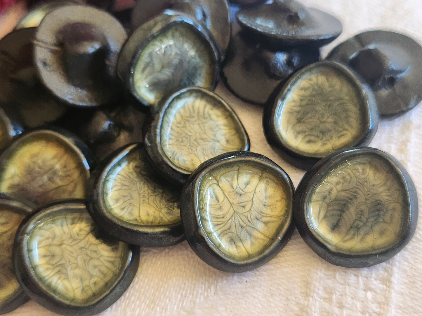 Lot 6 boutons vintage en resine vert nacré pied main 1,5 sur 1,7 cm ref 434