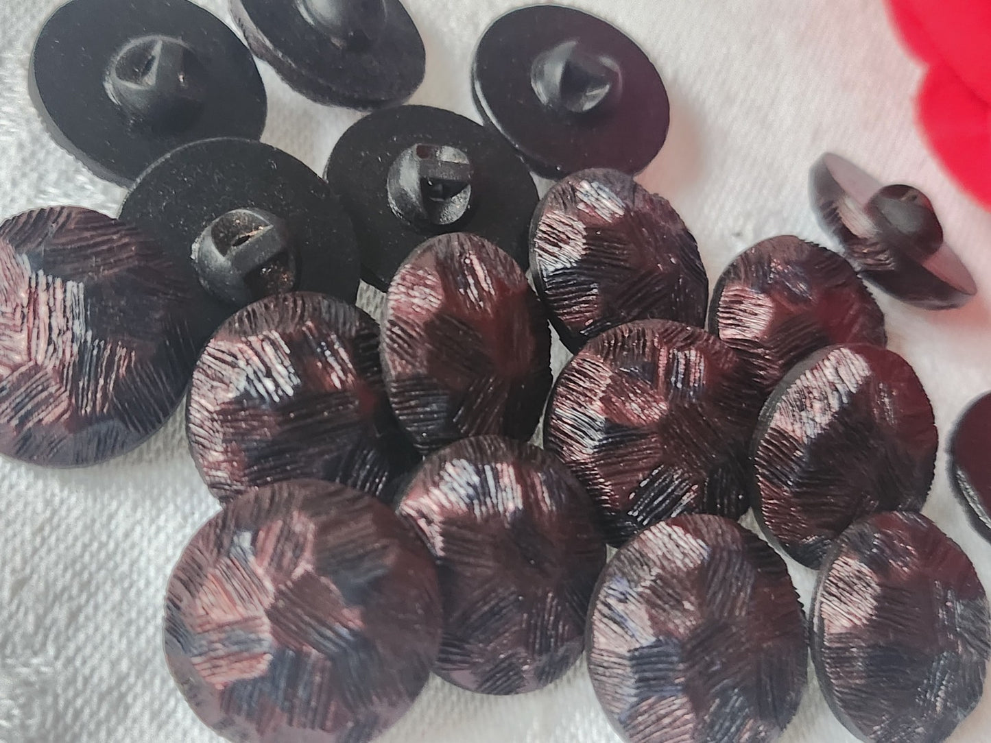 Lot 9 boutons vintage rouge noir pied texturé 1,7 cm ref 1127