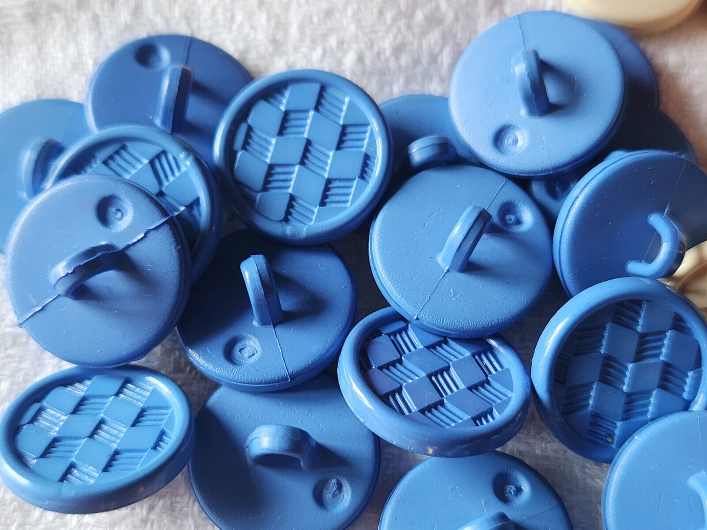 Lot 33 boutons vintage bleu écru à pied finitions moyennes 1,5 cm ref 1904