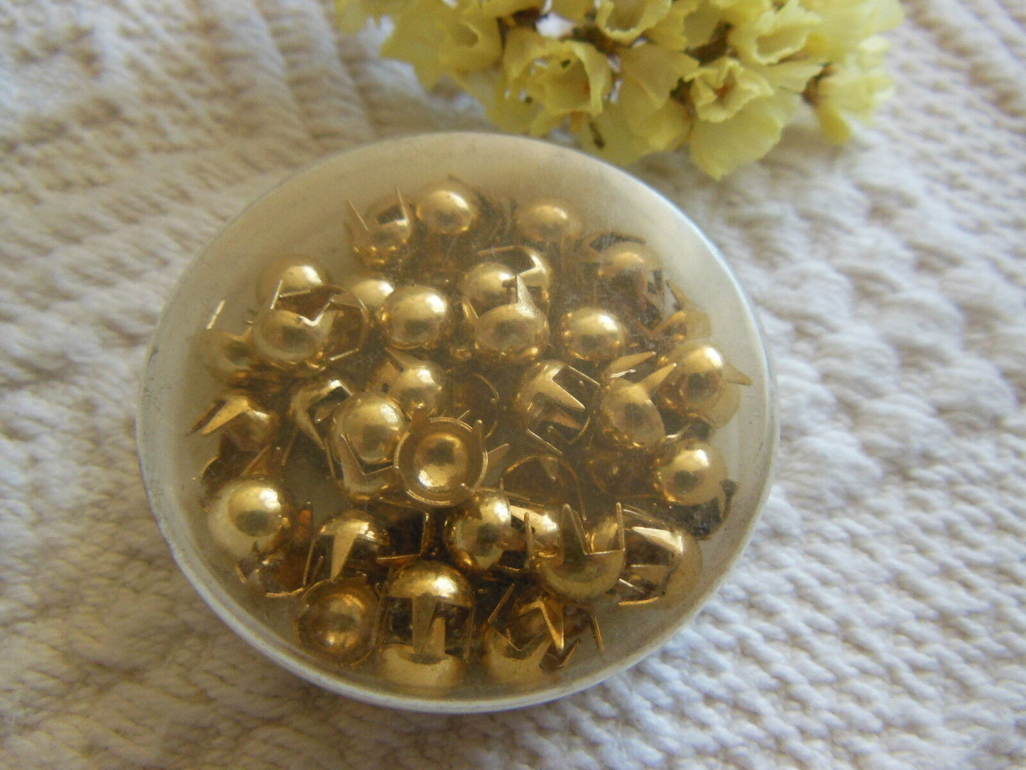 Ornement vintage mercerie rond doré pour customisation ancien 0,5 cm n°3 T17