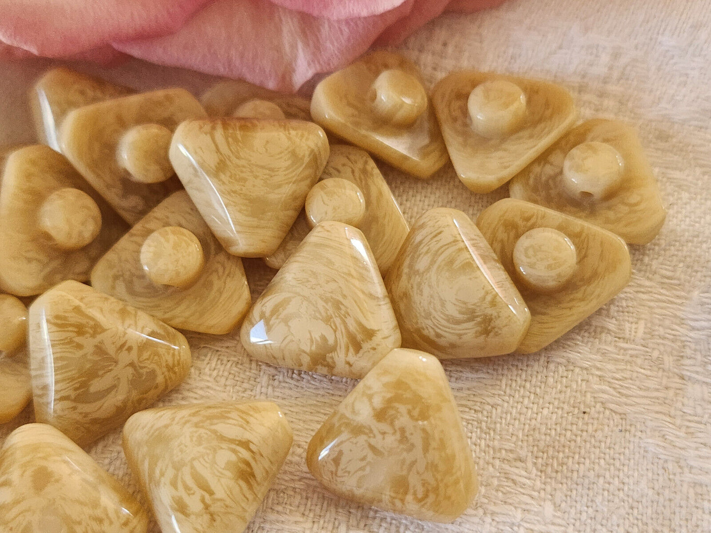 Lot 11 petits boutons vintage beige/marron veiné triangle 1,4 cm pied ref 0038