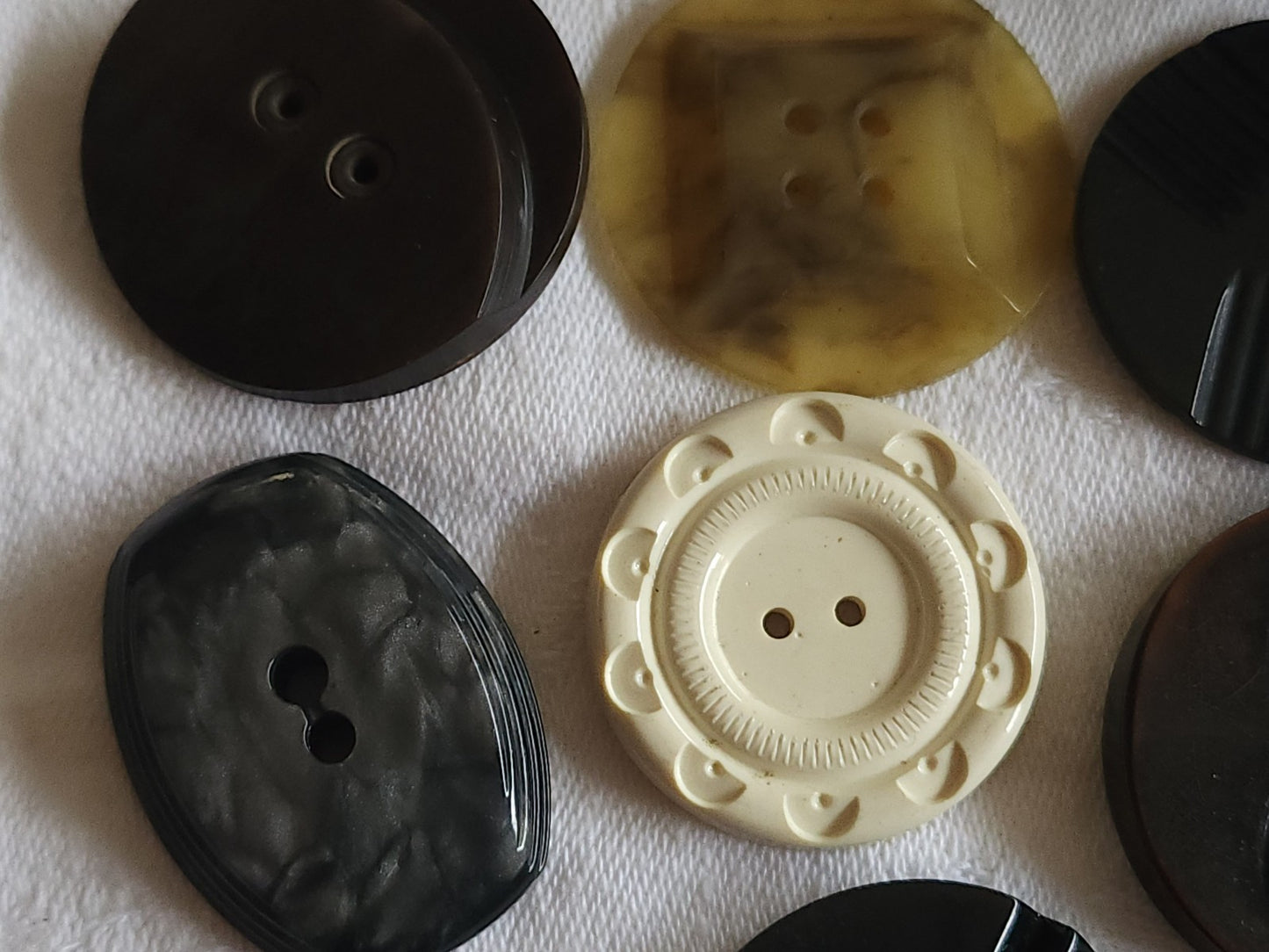 Lot 20 boutons anciens art deco bakelite plastique galalithe 2,6 à 3,8 cm T4